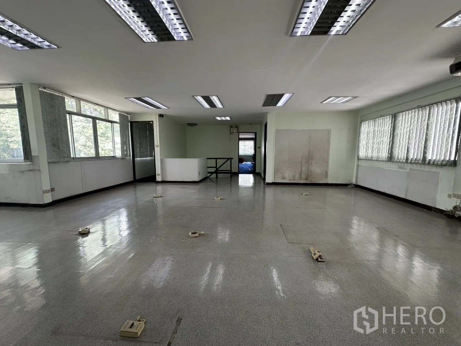 零售空间 出租在Watthana, Bangkok - 二层走廊区域，整面长窗与木质内置柜。