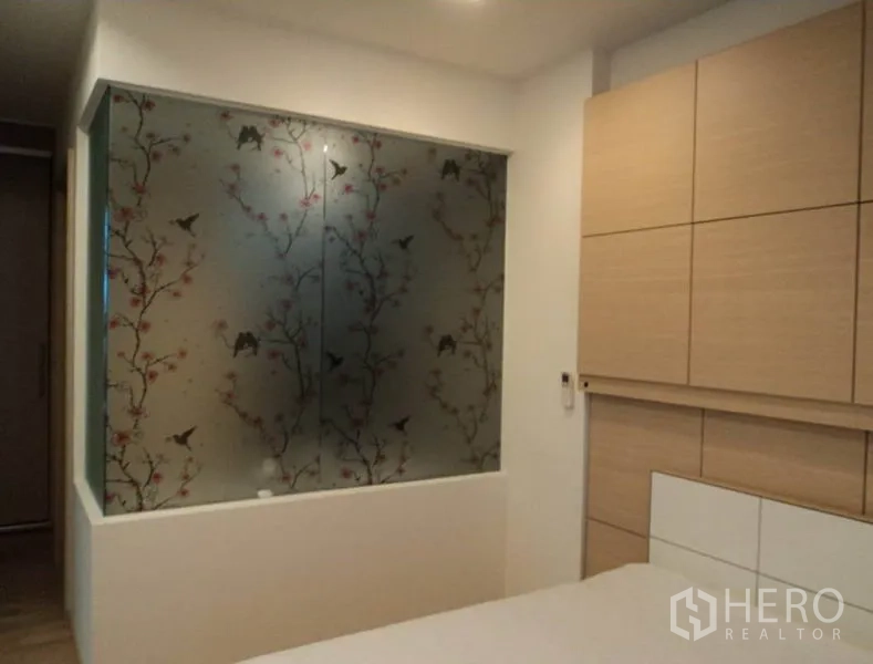 คอนโด ให้เช่าในKhlong Toei, Bangkok - ผนังห้องนอนตกแต่งกระจกฝ้าลายดอกไม้และนก