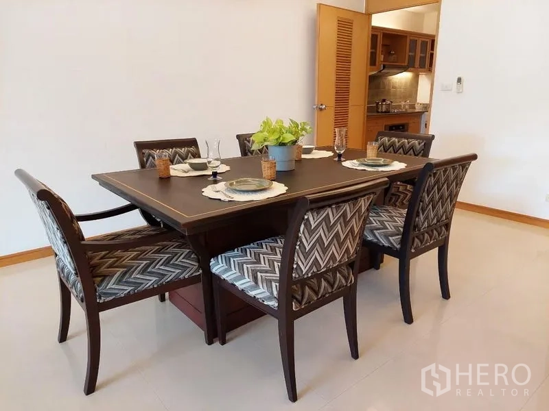 อพาร์ทเมนท์ ให้เช่า - มุมรับประทานอาหารจัดโต๊ะพร้อมทาน ข้างประตูทางเข้าครัว.