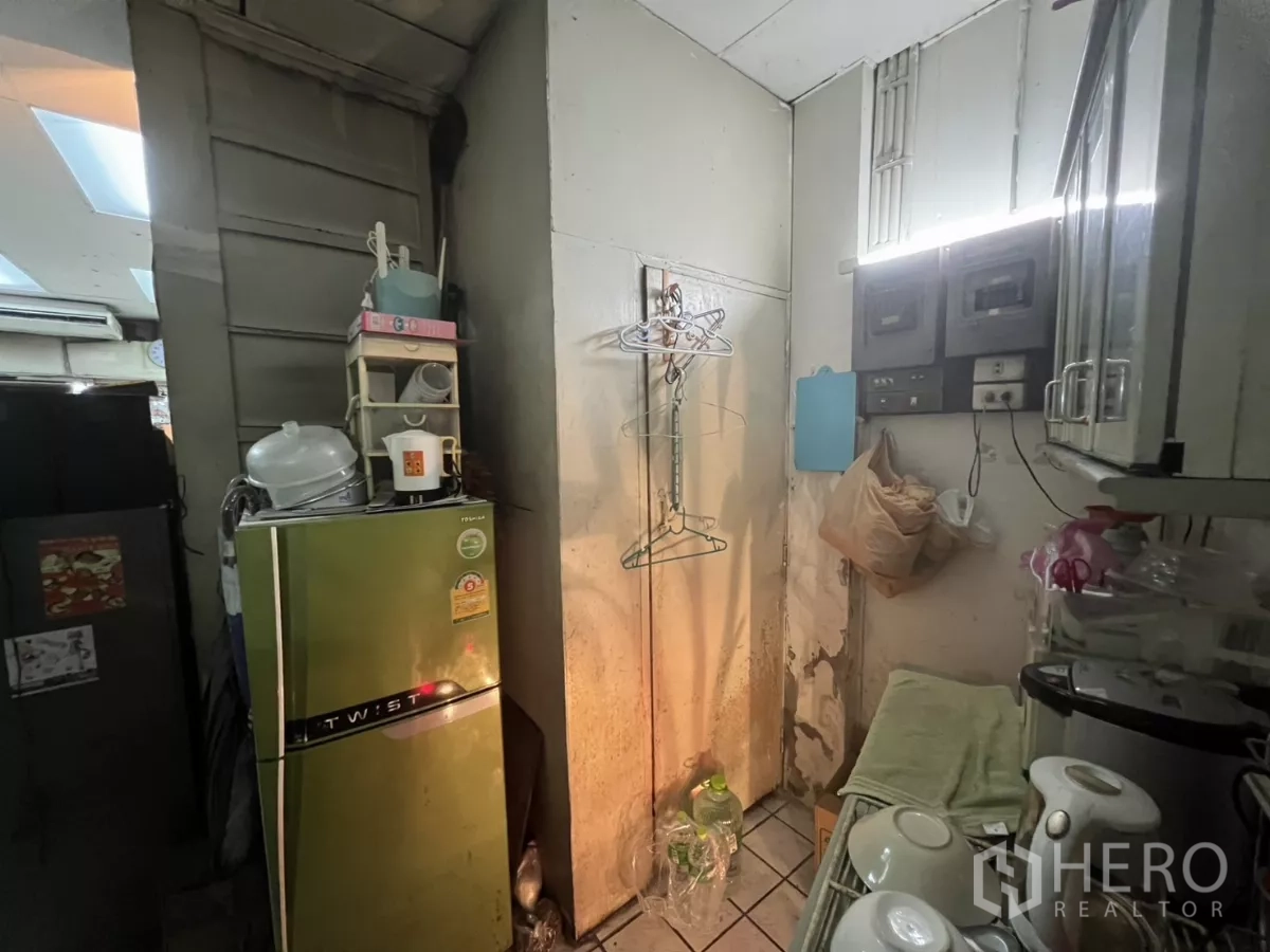 店屋 出租在Watthana, Bangkok - 茶水间一角，冰箱与壁柜