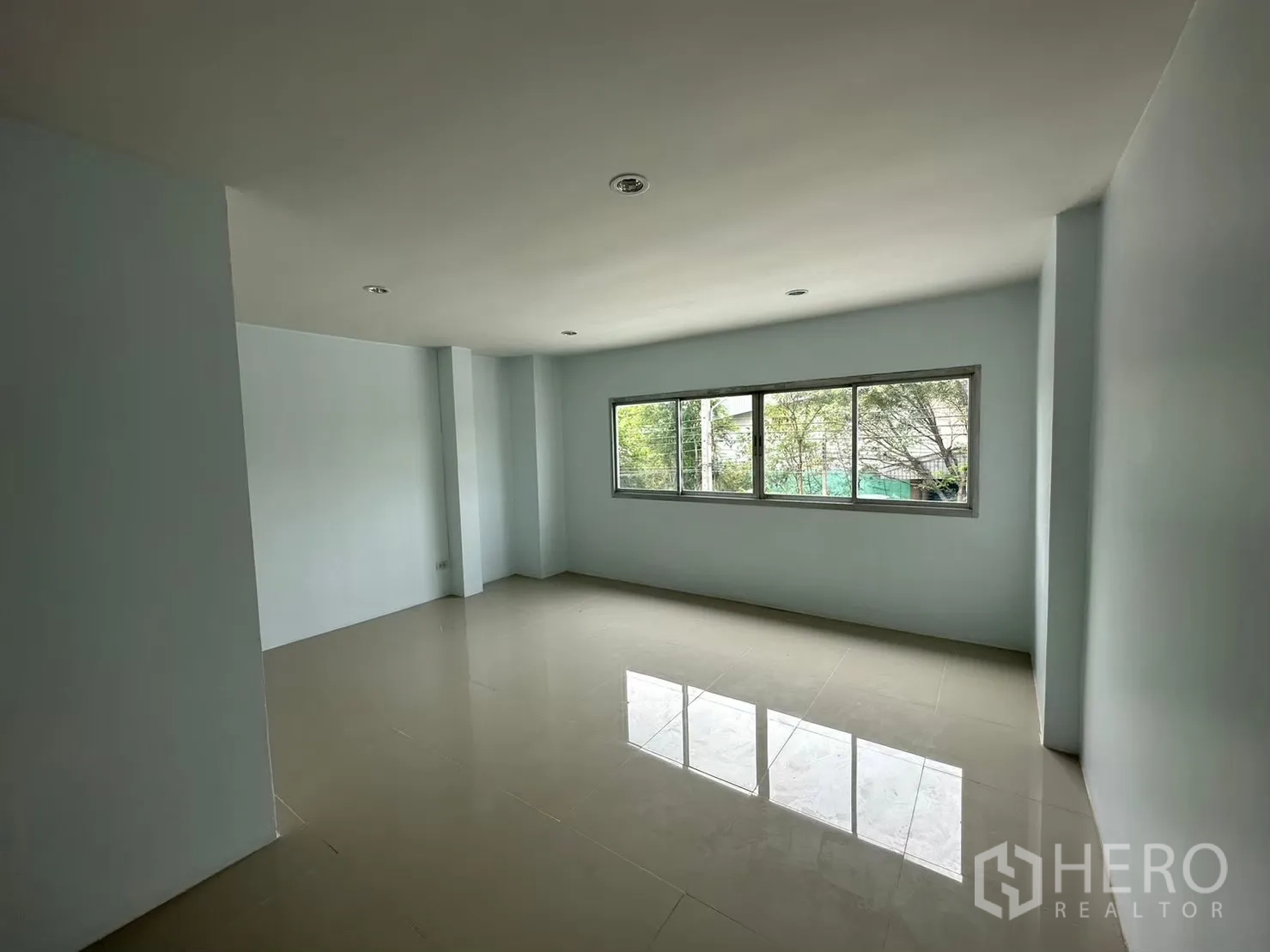 โรงงาน for rent in Bang Bua Thong, Nonthaburi - พื้นที่ออฟฟิศกว้างมีหน้าต่างบานยาวมองเห็นต้นไม้ภายนอก