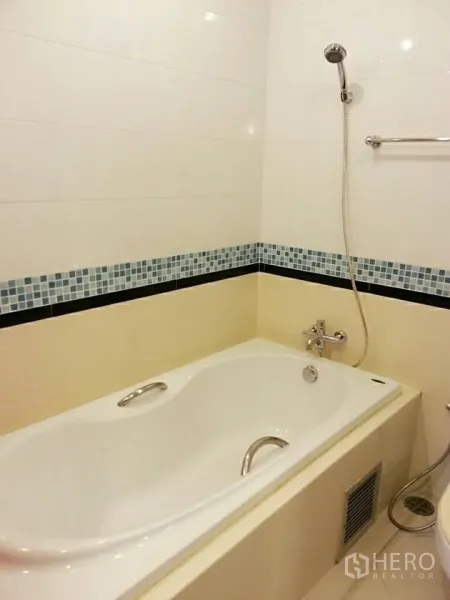 คอนโด ให้เช่าในKhlong Toei, Bangkok - ห้องน้ำมีอ่างอาบน้ำ ฝักบัว และแถบกระเบื้องโมเสก