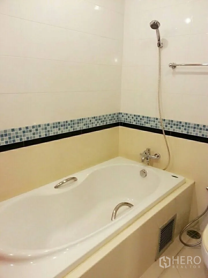 คอนโด ให้เช่าในKhlong Toei, Bangkok - ห้องน้ำมีอ่างอาบน้ำ ฝักบัว และแถบกระเบื้องโมเสก