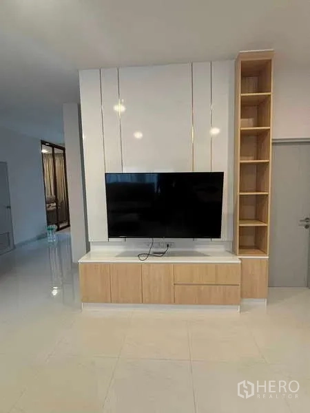 บ้าน ให้เช่าในMueang Nonthaburi, Nonthaburi - ผนังทีวีติดตั้งจอพร้อมตู้เก็บของ ในพื้นที่นั่งเล่นโปร่งสว่าง