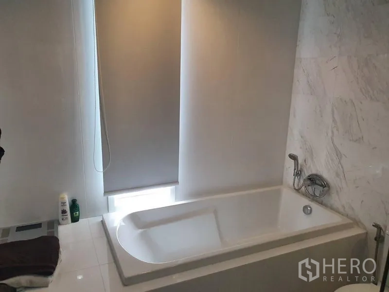 公寓 出租在Watthana, Bangkok - 现代浴室，设白色浴缸与大理石墙面