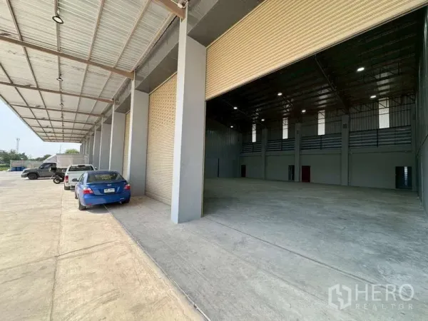货栈 出租在Bang Phli, Samut Prakan - 带顶装卸区，多个卷帘门与宽阔车道的邦普里仓库外观
