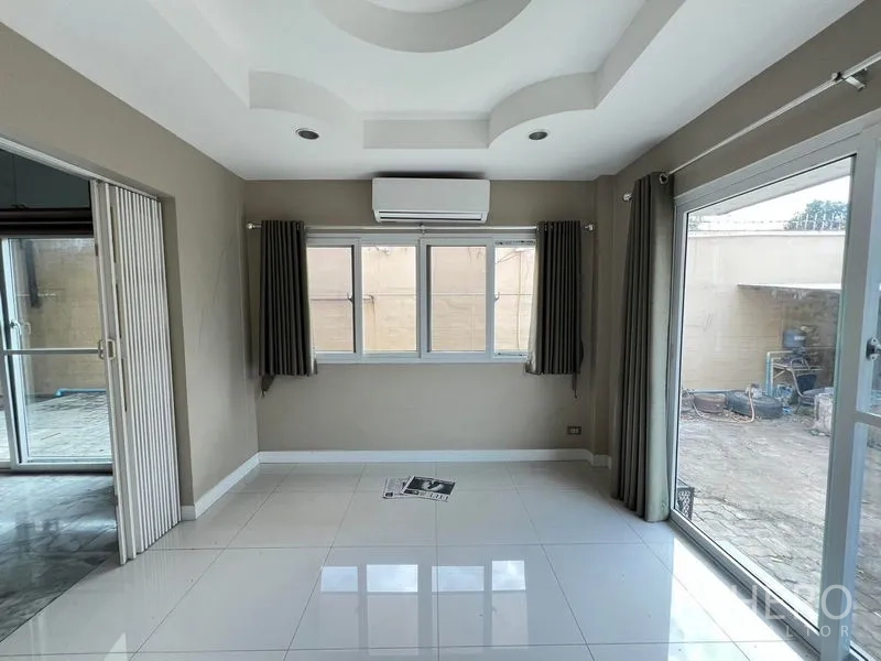 บ้าน ให้เช่าหรือขายในLak Si, Bangkok - ห้องอเนกประสงค์สว่าง พื้นกระเบื้องสีขาว หน้าต่างบานใหญ่และประตูบานเลื่อน