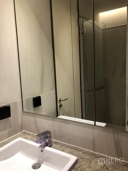 คอนโด ให้เช่าหรือขายในKhlong Toei, Bangkok - ห้องน้ำแขกพร้อมกระจกบานใหญ่ อ่างล้างหน้าทรงเหลี่ยม และท็อปหินอ่อน