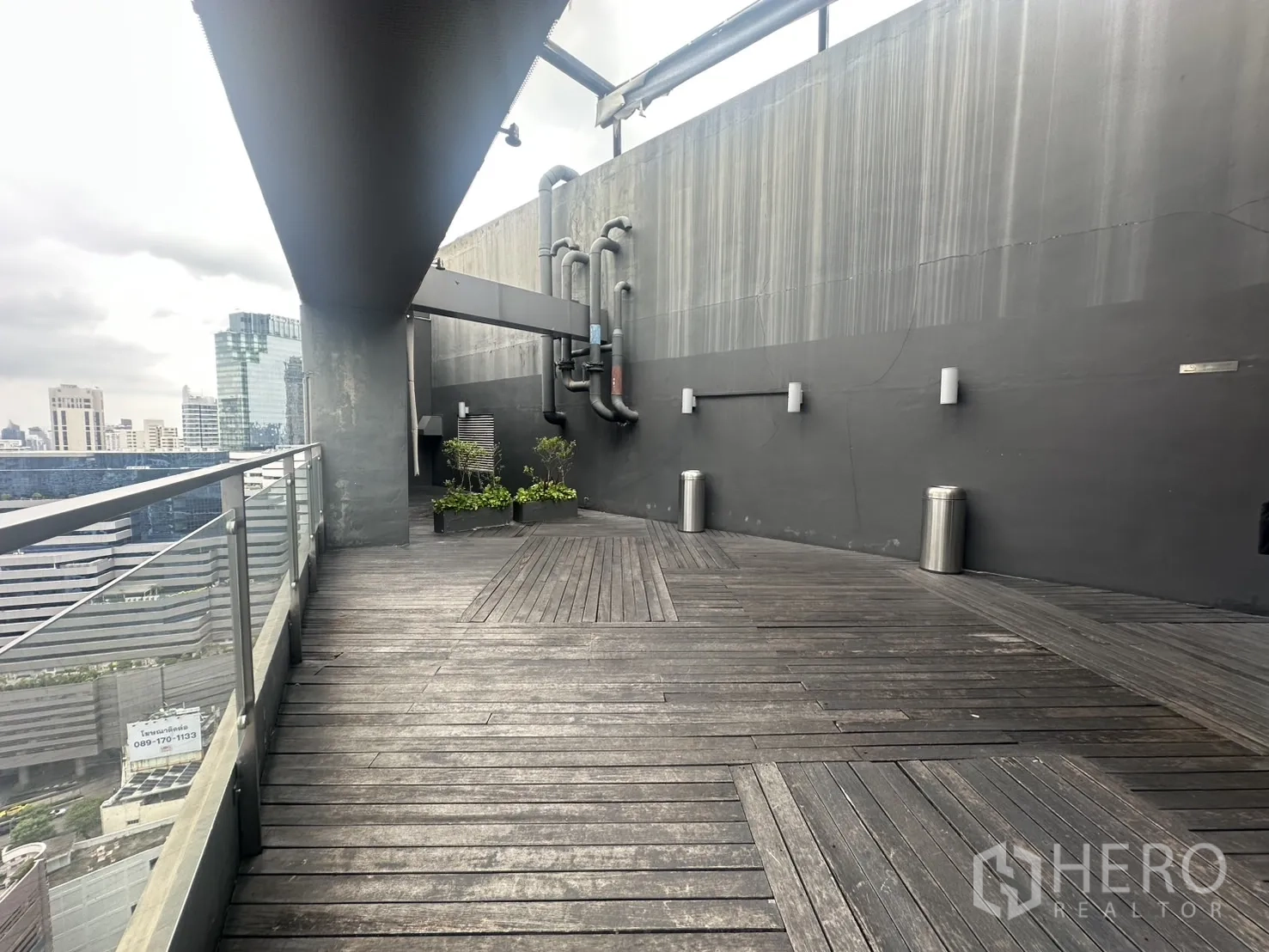 พื้นที่ขายปลีก ให้เช่าในKhlong Toei, Bangkok - ดาดฟ้ากว้างมีราวกันตกและผนังงานระบบ