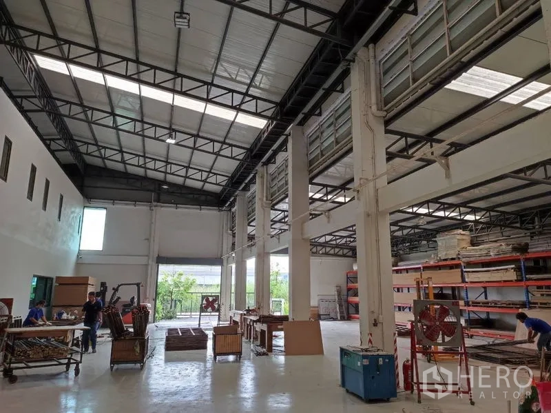 คลังสินค้า ขายในLat Krabang, Bangkok - โกดังโล่ง เพดานสูง ช่องลม และประตูเชื่อมลานด้านนอก
