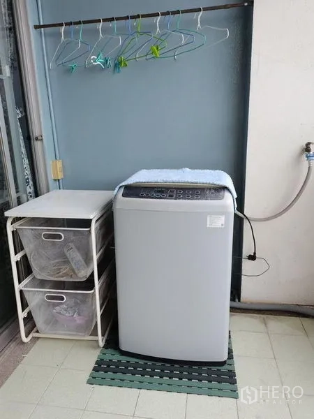 公寓 出租在Khlong Toei, Bangkok - 生活阳台，顶开式洗衣机与挂衣杆。