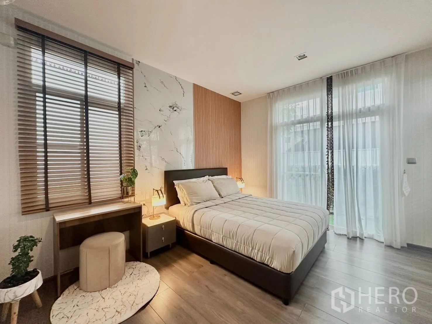 บ้านเดี่ยว for rent in Bang Phli, Samut Prakan - ห้องนอนสว่างด้วยหน้าต่างบานใหญ่ มุมโต๊ะทำงานและผ้าม่านโปร่ง.