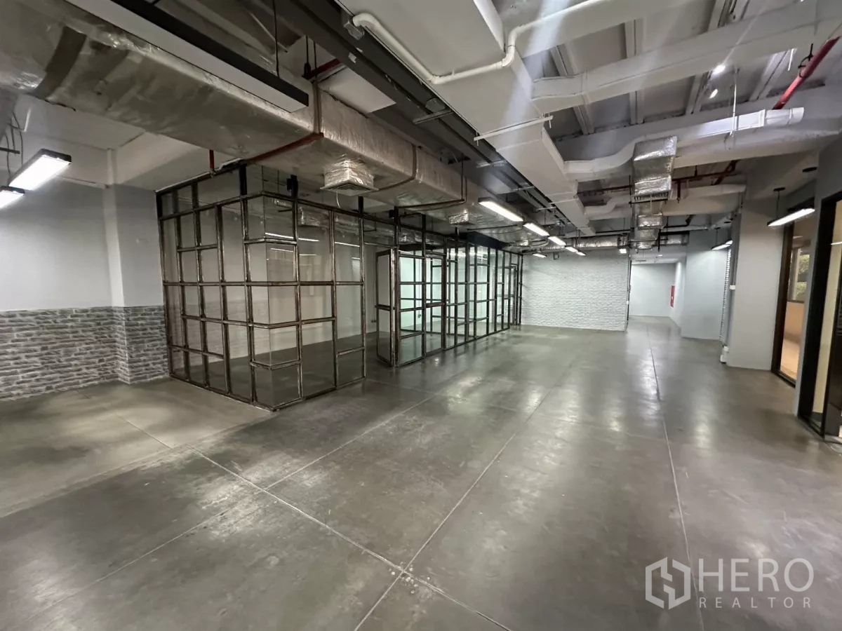 办公空间 出租 - 全景展示已装修楼层，水泥地与玻璃房间。