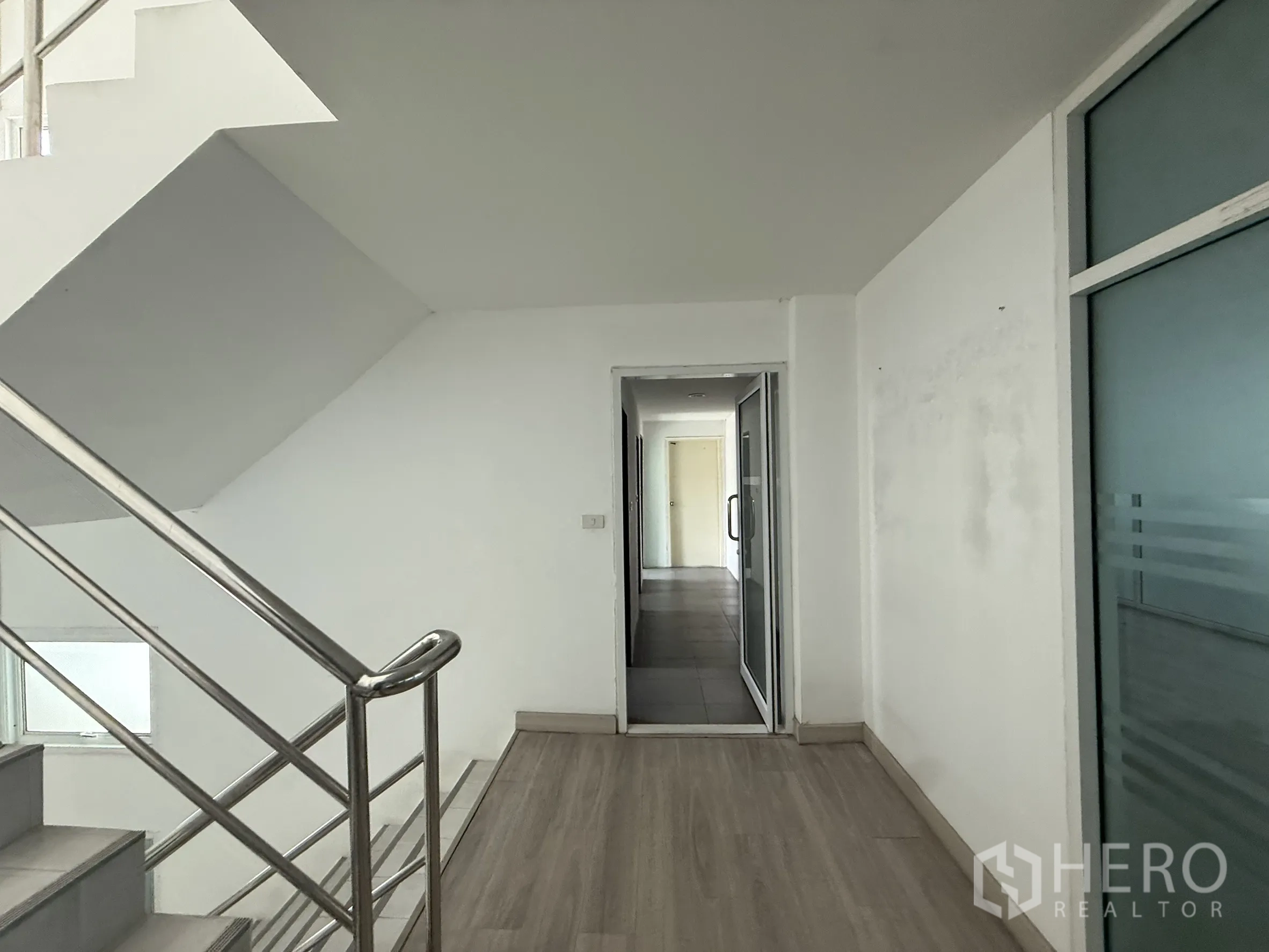 สำนักงาน ให้เช่าในBueng Kum, Bangkok - ชานบันไดราวสแตนเลส เชื่อมสู่โถงทางเดินและประตูกระจก