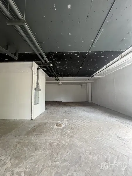 零售空间 出租 - 素坯零售铺面，黑色外露天花、混凝土地面与白色墙面，便于二次装修。