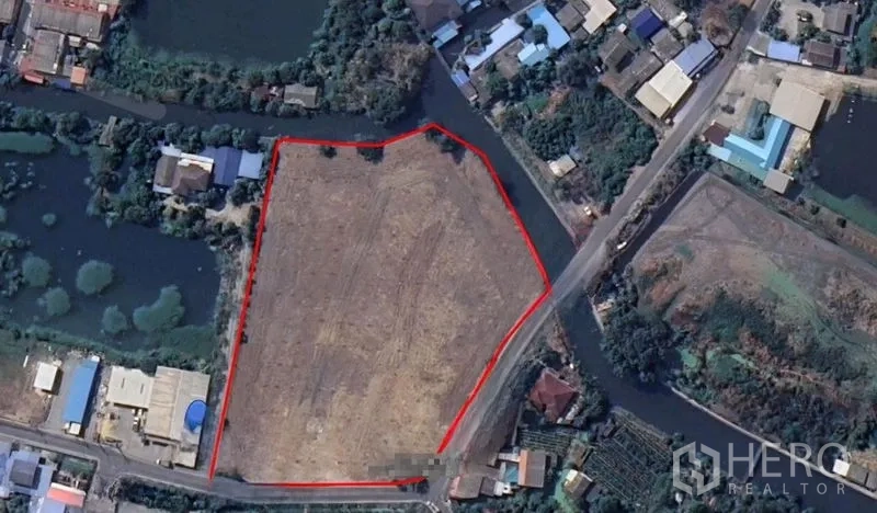 Land for sale in Mueang Samut Prakan, Samut Prakan - Aerial view showing the outlined land parcel bordered by canals and roads in Samut Prakan