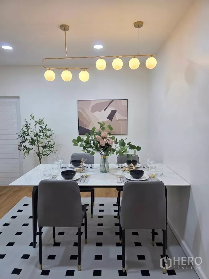 บ้าน ให้เช่าในHuai Khwang, Bangkok - ห้องทานข้าวหรู โต๊ะหินอ่อน เก้าอี้หกที่นั่ง และโคมไฟทรงกลม