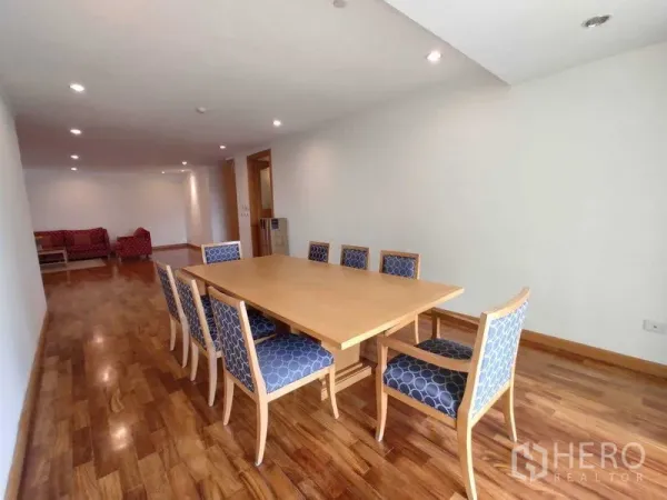 คอนโด ให้เช่าในKhlong Toei, Bangkok - โซนรับประทานอาหารกว้าง โต๊ะไม้ 8 ที่นั่ง เก้าอี้เบาะบุ พื้นไม้ทั้งห้อง