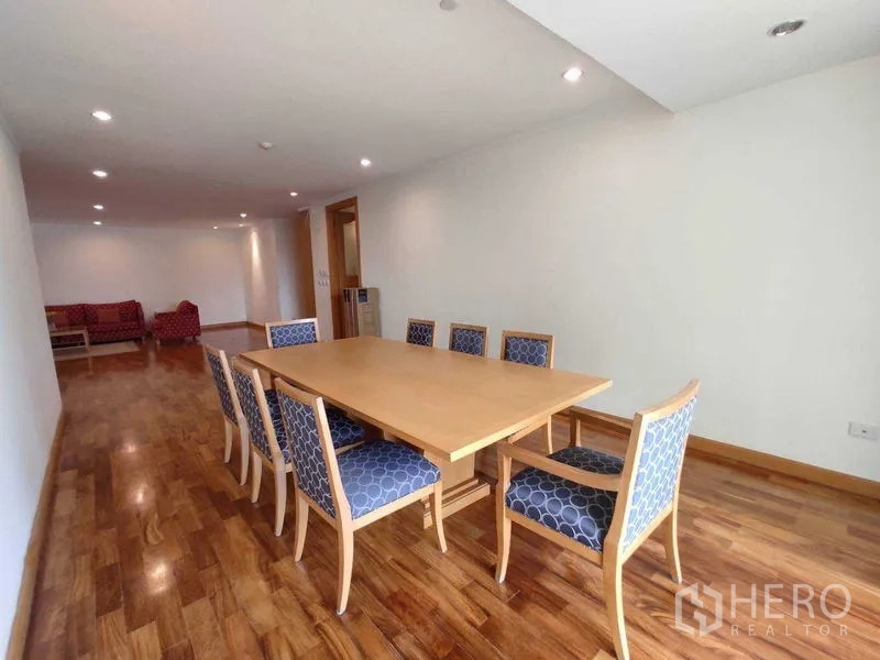 คอนโด ให้เช่าในKhlong Toei, Bangkok - โซนรับประทานอาหารกว้าง โต๊ะไม้ 8 ที่นั่ง เก้าอี้เบาะบุ พื้นไม้ทั้งห้อง