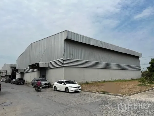 货栈 出租在Bang Pa-in, Phra Nakhon Si Ayutthaya - 大城府邦巴茵安全园区内的大型金属外墙仓库外观，设装卸月台与宽阔车道。