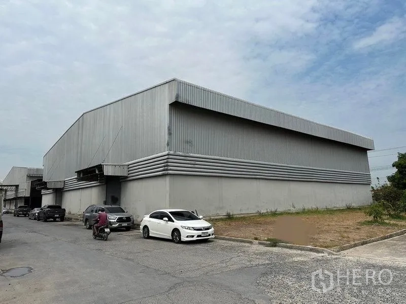 货栈 出租在Bang Pa-in, Phra Nakhon Si Ayutthaya - 大城府邦巴茵安全园区内的大型金属外墙仓库外观，设装卸月台与宽阔车道。