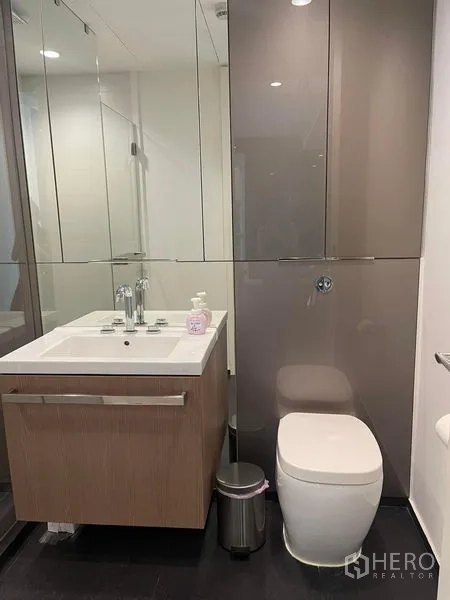 คอนโด ให้เช่าในPathum Wan, Bangkok - เคาน์เตอร์อ่างล้างหน้าโมเดิร์นพร้อมกระจกและโถสุขภัณฑ์