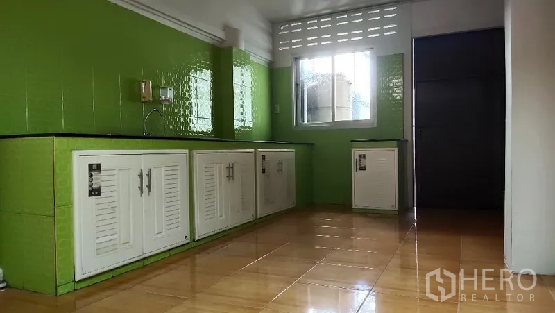 สำนักงานที่บ้าน ให้เช่าในHuai Khwang, Bangkok - ครัวไทยเต็มรูปแบบ กระเบื้องสีเขียวสด เคาน์เตอร์กว้าง และหน้าต่างระบายอากาศ