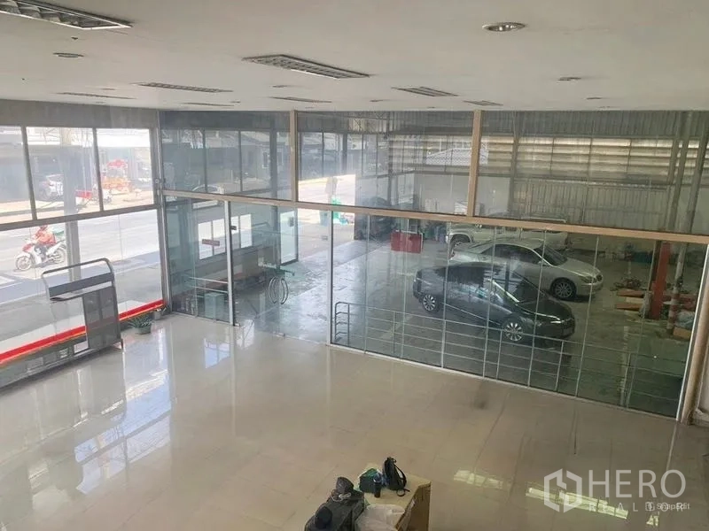 คลังสินค้า ให้เช่าในBang Khen, Bangkok - มุมมองจากชั้นลอย เห็นโถงโล่งสว่างและผนังกระจกกั้นเวิร์กช็อป มองเห็นถนนด้านหน้า