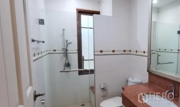 บ้าน ให้เช่าในWatthana, Bangkok - ห้องน้ำกะทัดรัดพร้อมตู้กระจกอาบน้ำ ผนังกระเบื้องสีขาว และท็อปหินแกรนิต