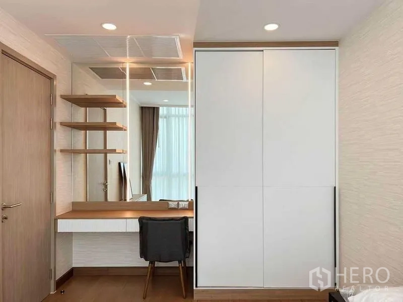 คอนโด ให้เช่าในWatthana, Bangkok - รายละเอียดโซนแต่งตัว กระจก ชั้นวาง เก้าอี้ และตู้เสื้อผ้าสูงสีขาว