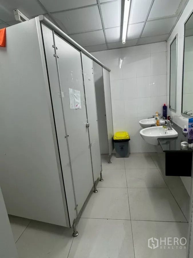Shophouse for rent in Samphanthawong, Bangkok - Restroom with multiple stalls and twin basins.