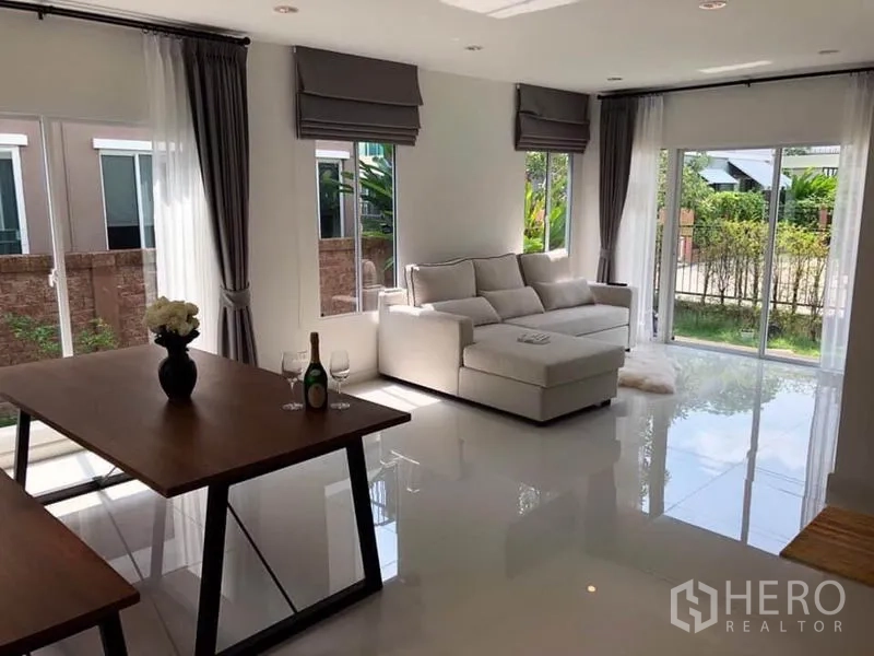 บ้าน ให้เช่าในSuan Luang, Bangkok - พื้นที่นั่งเล่นรับประทานอาหารแบบโอเพ่น มีหน้าต่างมุมใหญ่และพื้นเงางาม