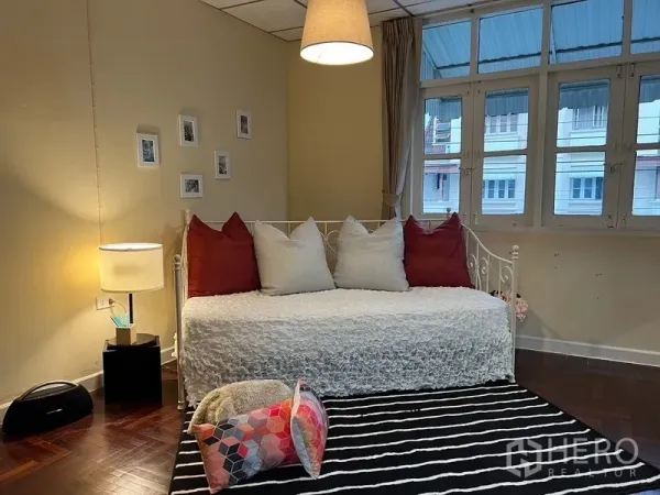 Home Office for rent in Suan Luang, Bangkok - Bright guest room with daybed, striped rug and multi-pane windows.