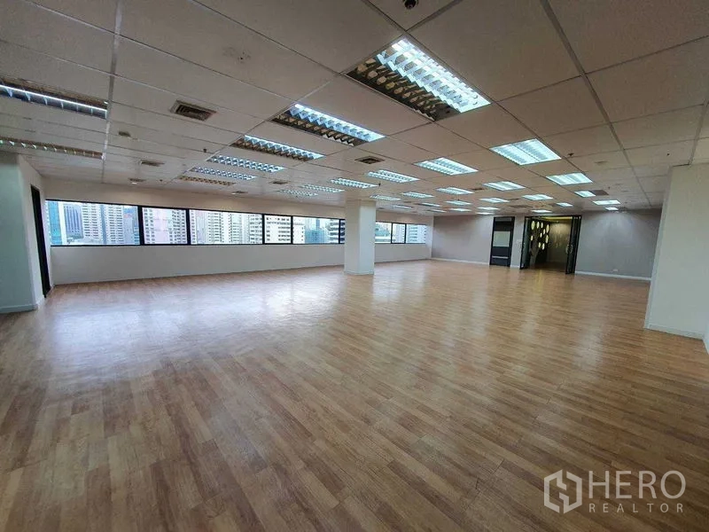 สำนักงาน ให้เช่าในDin Daeng, Bangkok - ออฟฟิศมุมกว้างพร้อมวิวเมืองผ่านหน้าต่างยาว และไฟฟลูออเรสเซนต์