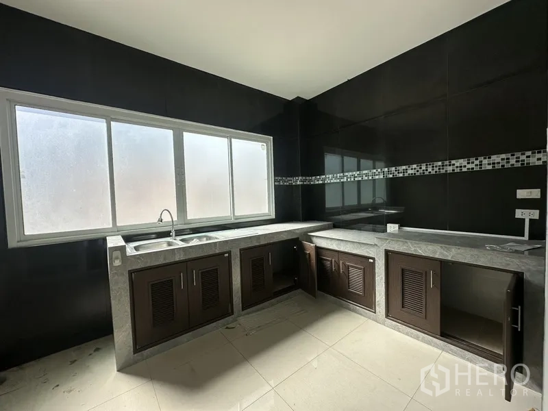 สำนักงานที่บ้าน ให้เช่าในPhra Khanong, Bangkok - ครัวสว่างมีเคาน์เตอร์ยาว อ่างล้างจานคู่ และหน้าต่างบานเลื่อนฝ้า