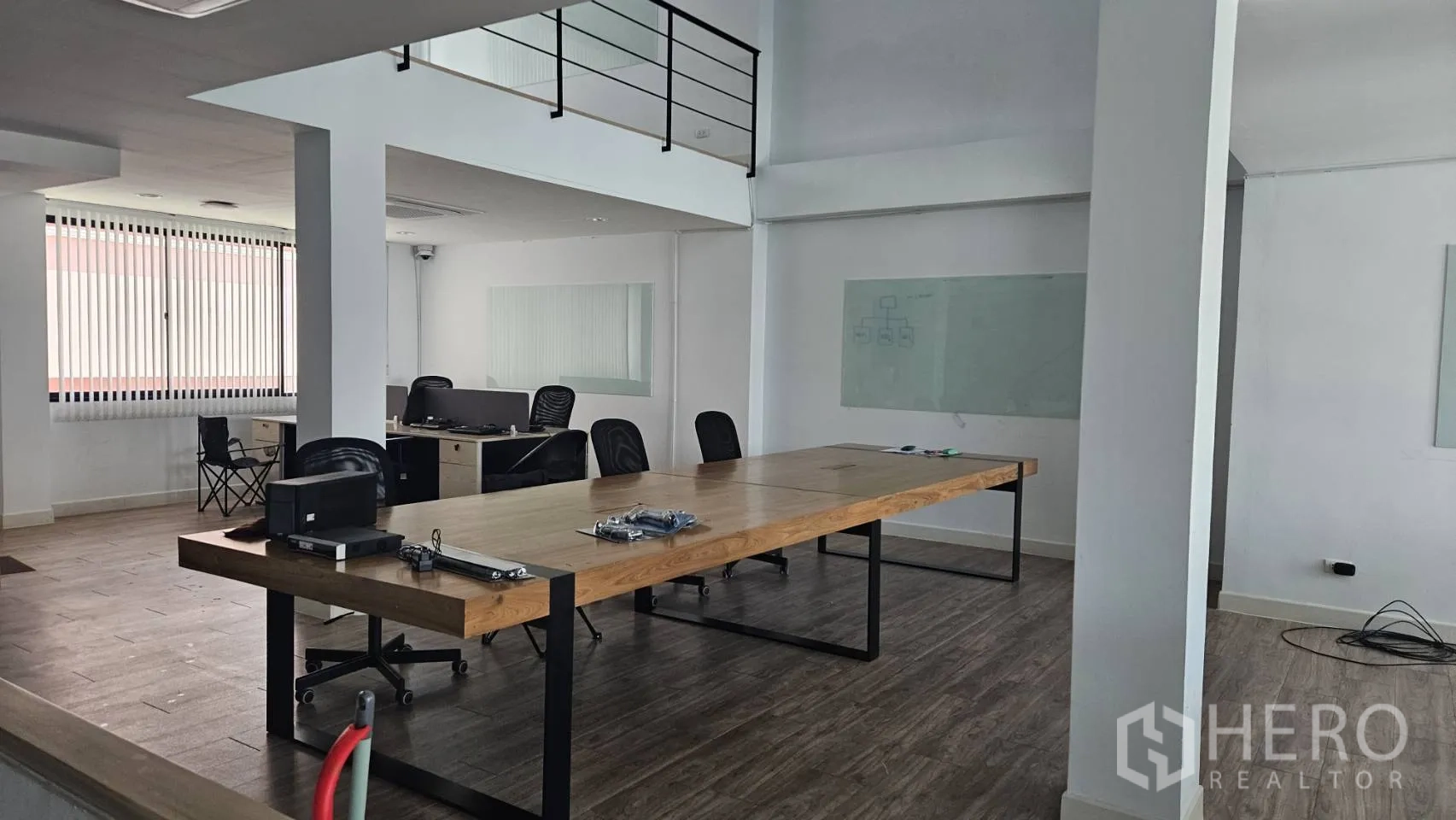 家庭办公室 for rent in Bang Khen, Bangkok - 宽敞开放楼层，带夹层栏杆、会议长桌与多组工位。