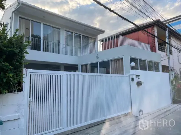 บ้าน ให้เช่าในHuai Khwang, Bangkok - บ้านเดี่ยวสองชั้นสไตล์โมเดิร์น พร้อมรั้วเหล็กสีขาวด้านหน้า