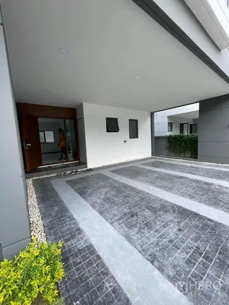 Detached House for rent - Covered double carport and main entrance of the house.