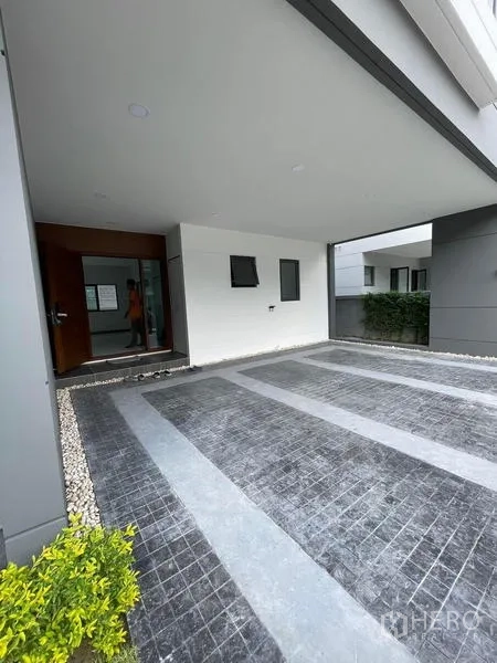 Detached House for rent - Covered double carport and main entrance of the house.