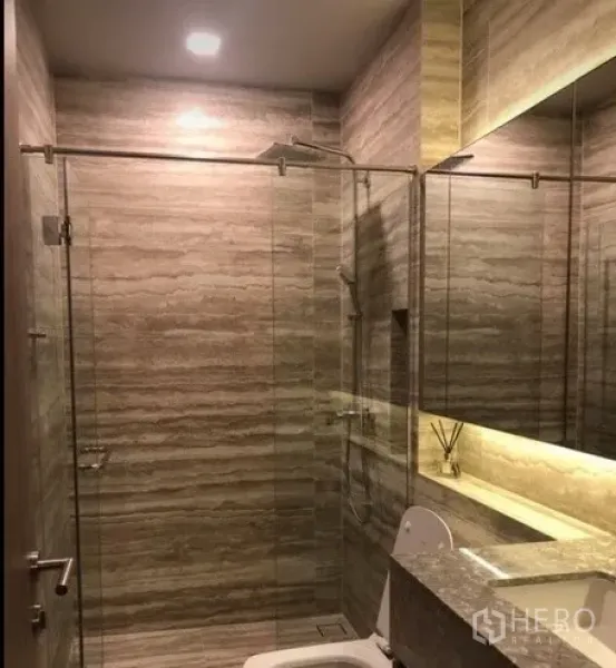 คอนโด ให้เช่าในWatthana, Bangkok - ห้องน้ำโมเดิร์นพร้อมตู้กระจกกั้นอาบน้ำ กระเบื้องลายหิน และกระจกมีไฟ