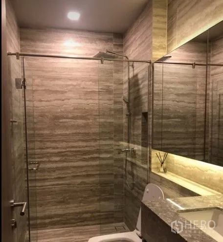 คอนโด ให้เช่าในWatthana, Bangkok - ห้องน้ำโมเดิร์นพร้อมตู้กระจกกั้นอาบน้ำ กระเบื้องลายหิน และกระจกมีไฟ