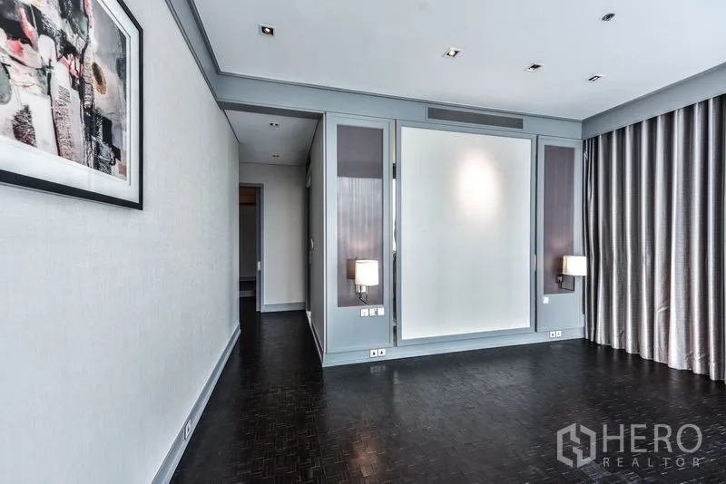 公寓 出租在Bang Rak, Bangkok - 主卧次角度，突出窗帘与壁灯细节。