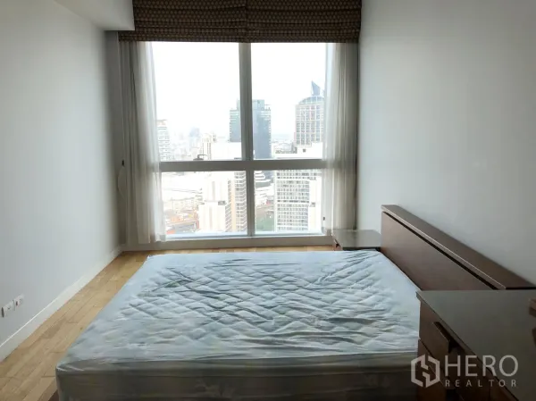 คอนโด ให้เช่าหรือขายในKhlong Toei, Bangkok - ห้องนอนมีหน้าต่างสูงจรดเพดาน มองเห็นวิวสกายไลน์กรุงเทพฯ