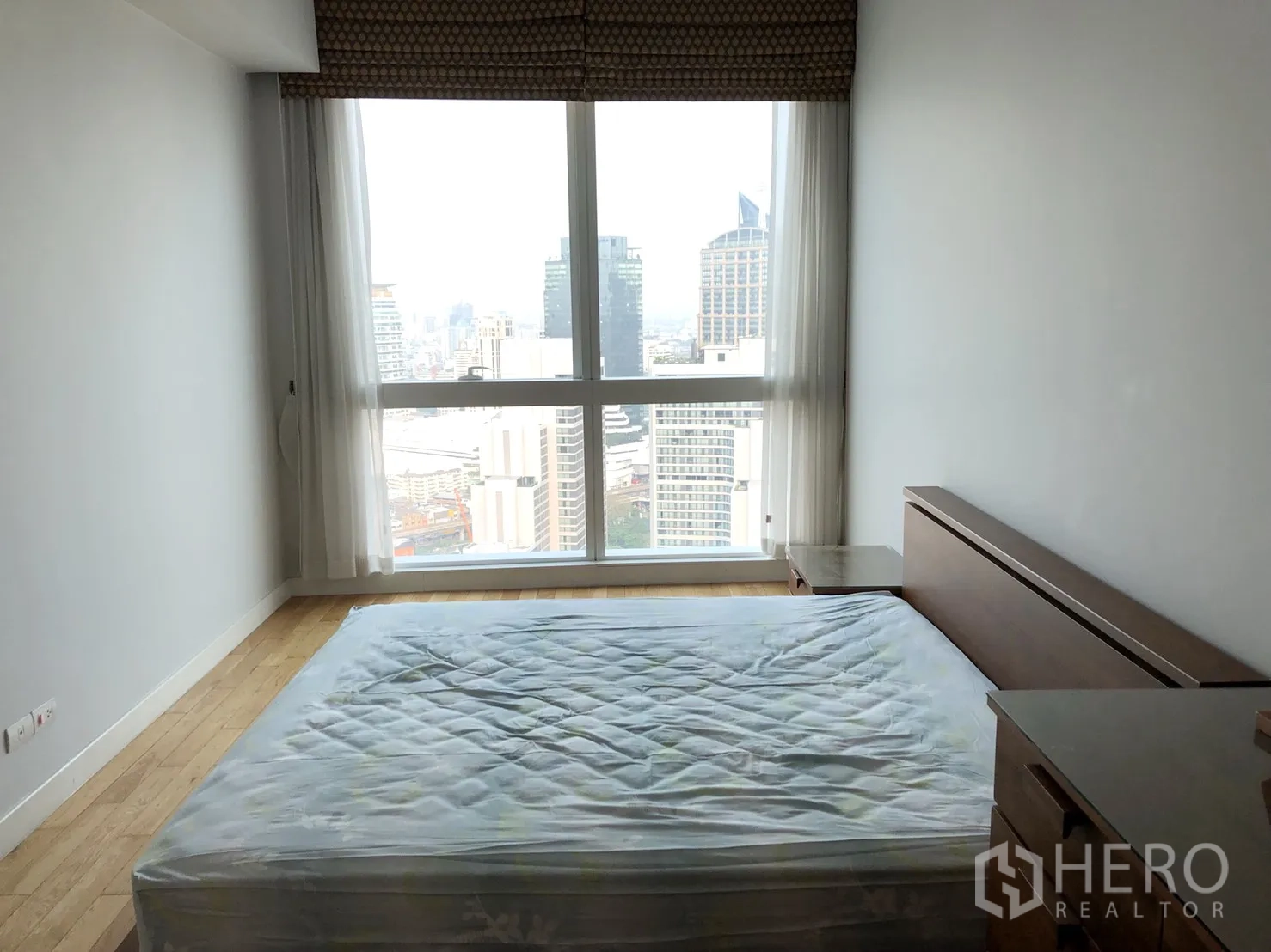 คอนโด ให้เช่าหรือขายในKhlong Toei, Bangkok - ห้องนอนมีหน้าต่างสูงจรดเพดาน มองเห็นวิวสกายไลน์กรุงเทพฯ