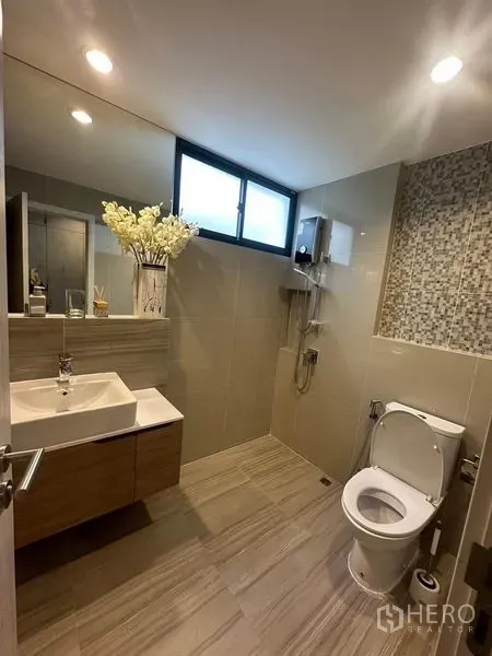 ทาวน์เฮาส์ ขายในSaphan Sung, Bangkok - ห้องน้ำสมัยใหม่มีอ่างล้างหน้า โถสุขภัณฑ์ ฝักบัว และผนังกระเบื้องโมเสกใต้มู่ลี่กระจกฝ้า