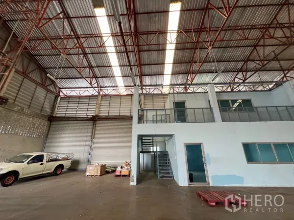 คลังสินค้า ให้เช่าในKhlong Sam Wa, Bangkok - ออฟฟิศชั้นลอยสองชั้นภายในโกดัง มีบันไดและกระจกกั้น