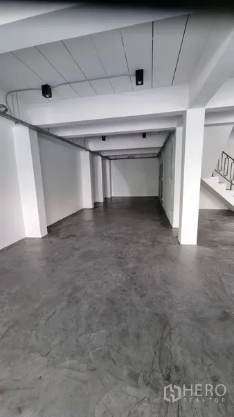 อาคารพาณิชย์ ให้เช่าในKhlong Toei, Bangkok - โถงยาวโล่งด้วยคานสีขาวและพื้นคอนกรีตขัดมัน เหมาะทำโชว์รูม.