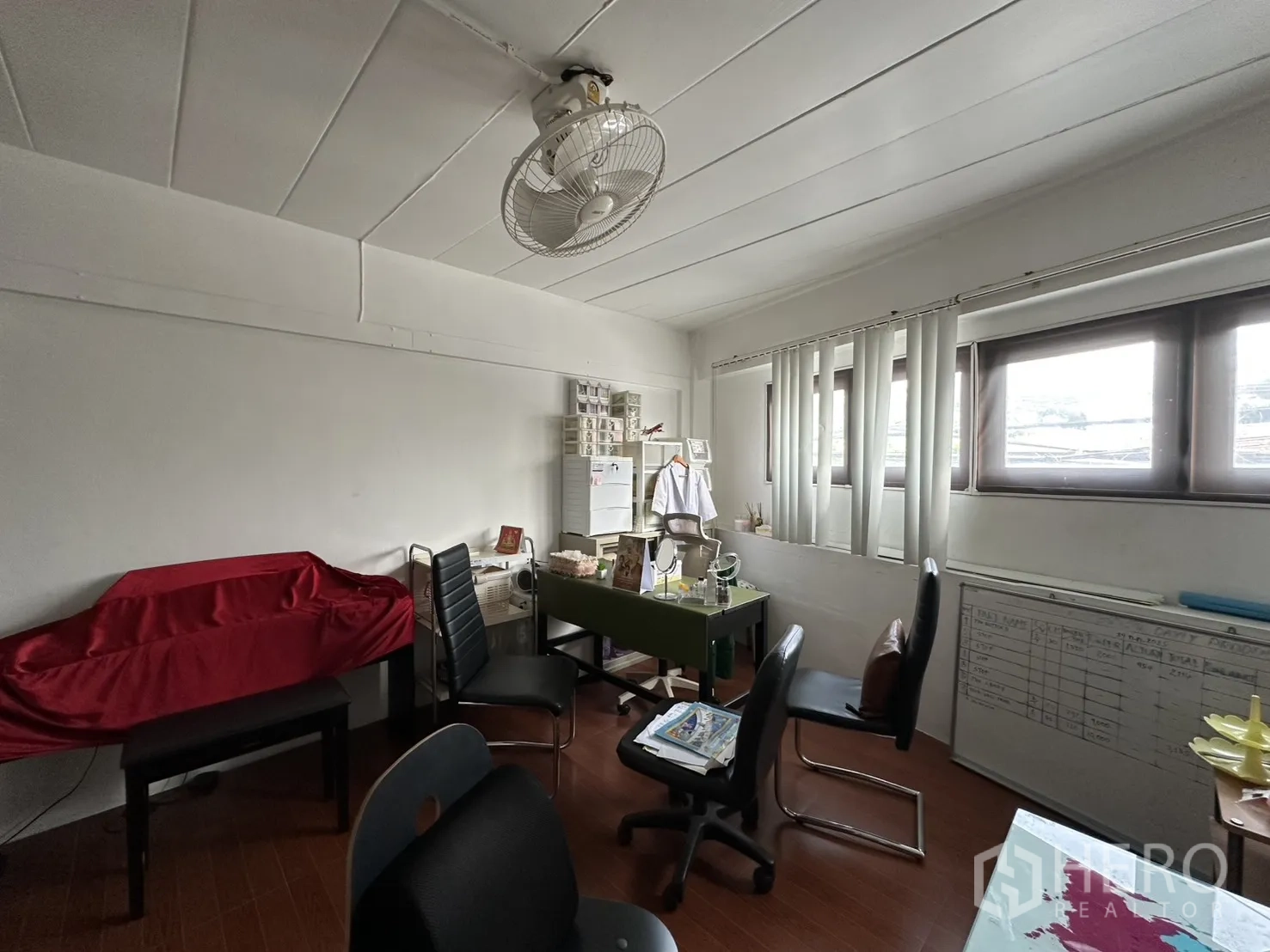 店屋 for rent in Phra Khanong, Bangkok - 办公室另一角度，带窗户和吊扇。