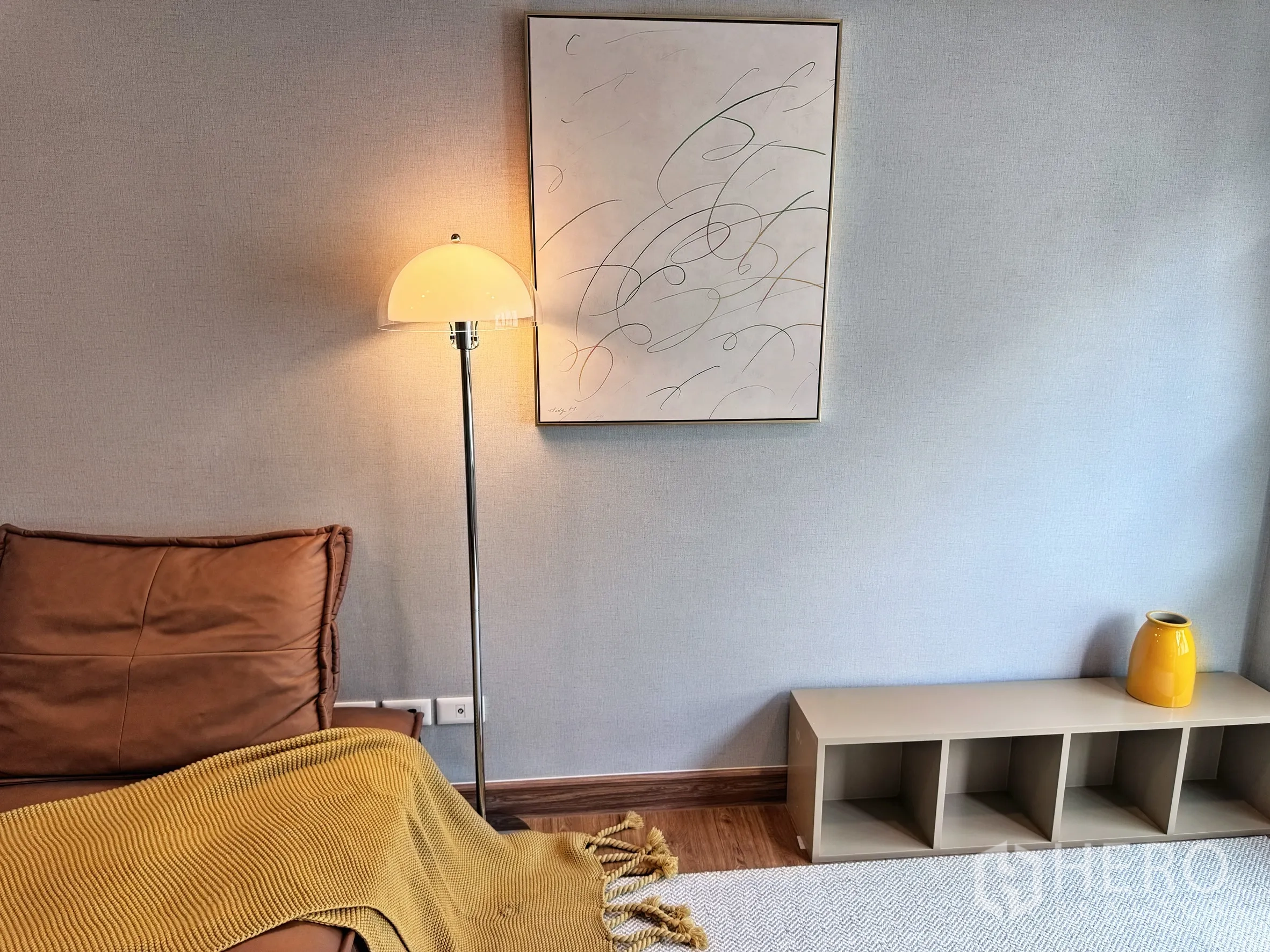 Detached House for rent in Bang Phli, Samut Prakan - Detail of cozy corner with floor lamp, artwork, and low storage unit.