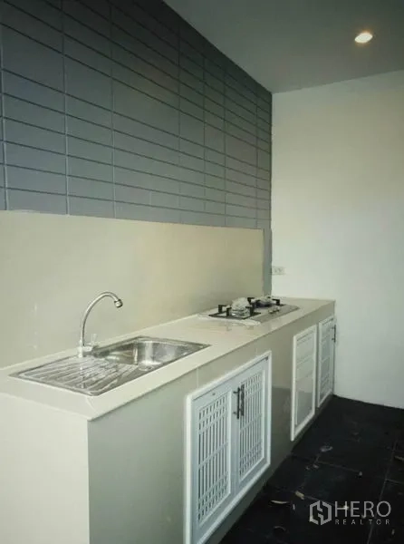 ทาวน์เฮาส์ ให้เช่าในSuan Luang, Bangkok - ห้องครัวแบบเคาน์เตอร์ยาว อ่างล้างจาน เตาแก๊ส และผนังไทล์